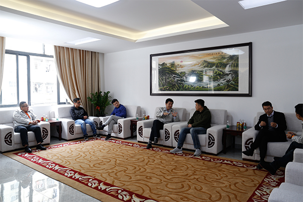 陳應(yīng)濱董事長(zhǎng)與來(lái)訪客戶會(huì)談 陳應(yīng)濱董事長(zhǎng)與來(lái)訪客戶會(huì)談